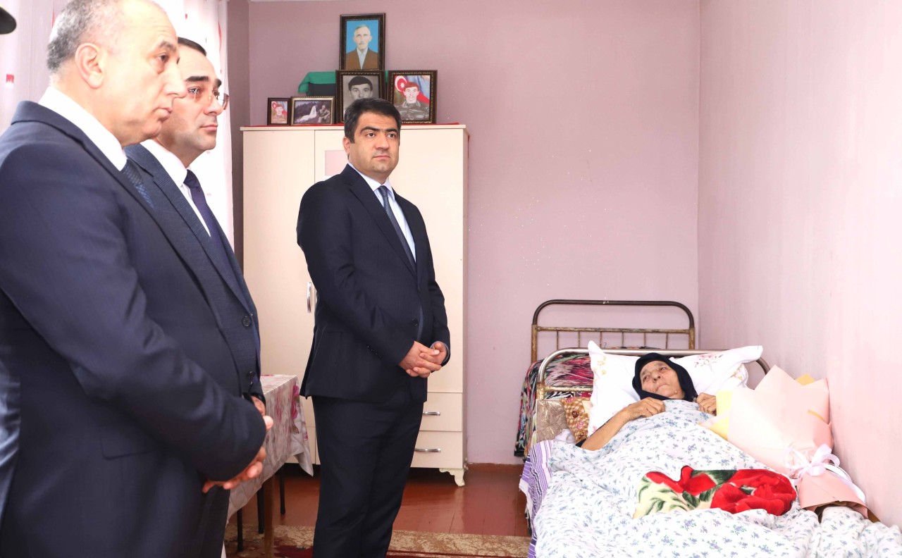 İcra başçısı şəhid anasını ziyarət etdi - FOTOLAR